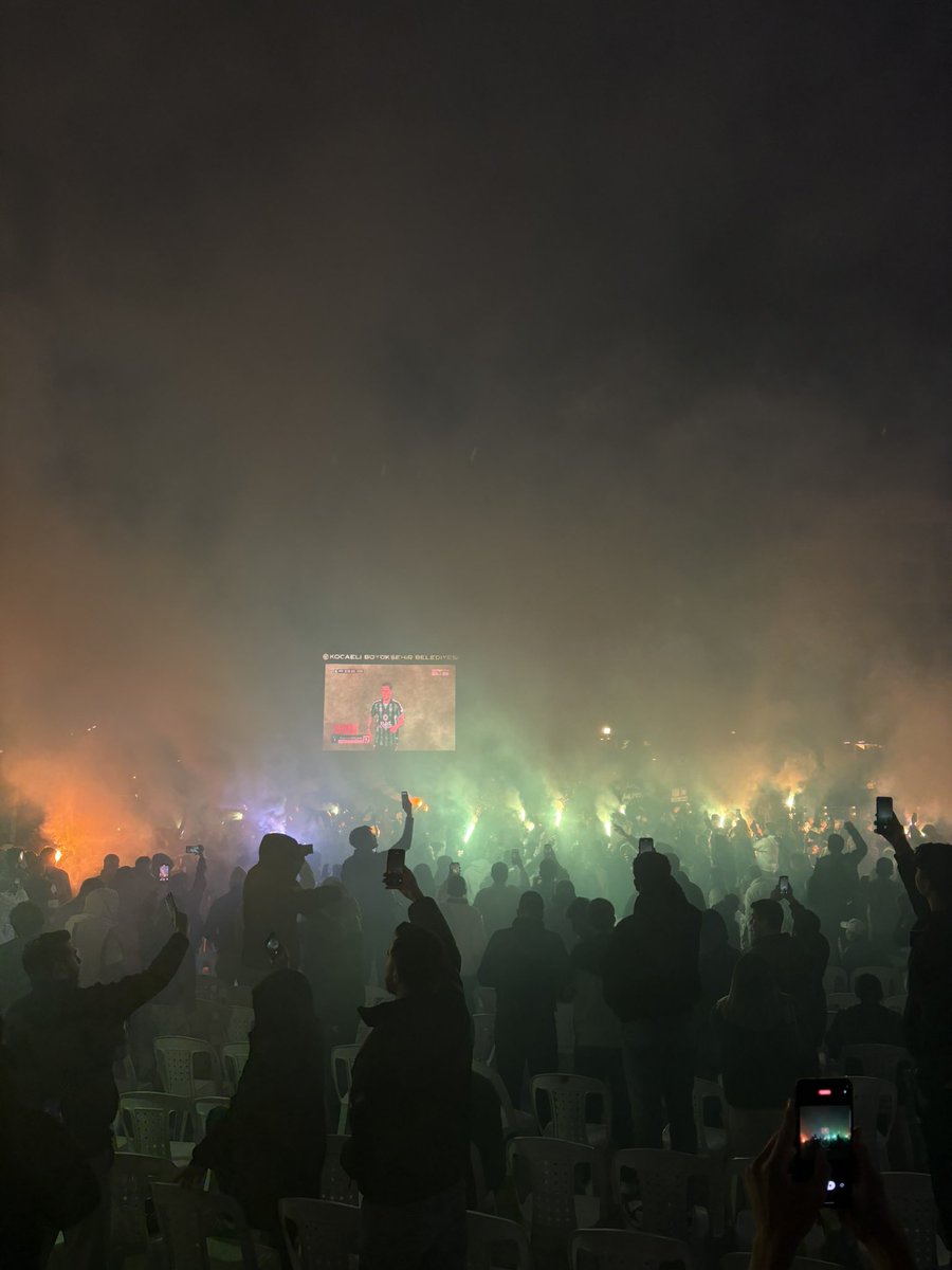 GÜNAYDIN SON 90 DK SONRA ŞAMPİYON OLAN TAKIMIN TARAFTARI💚🖤

#İnönüYeşilSiyah