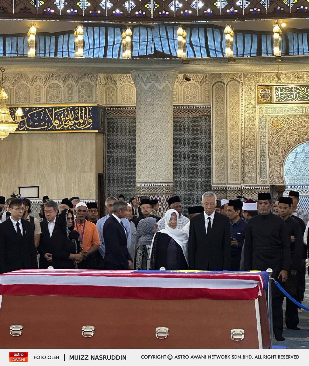 501Awani's tweet photo. Kelihatan Lee Hsien Loong dan Khairy Jamaluddin di Dewan Solat Utama, Masjid Negara memberi penghormatan terakhir kepada Allahyarham Tun Abdullah Ahmad Badawi. #AWANInews

📸 : Muizz Nasruddin https://t.co/K4kjkpf0Rg