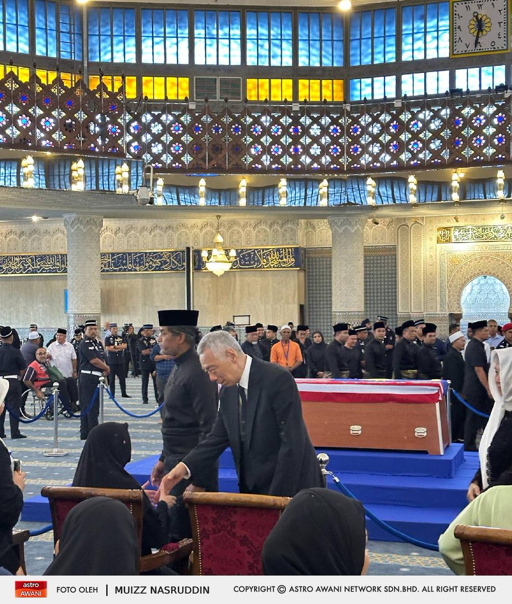 501Awani's tweet photo. Kelihatan Lee Hsien Loong dan Khairy Jamaluddin di Dewan Solat Utama, Masjid Negara memberi penghormatan terakhir kepada Allahyarham Tun Abdullah Ahmad Badawi. #AWANInews

📸 : Muizz Nasruddin https://t.co/K4kjkpf0Rg
