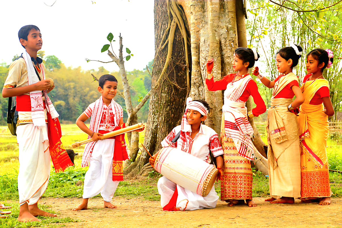 উত্তৰ কামৰূপ বন সংমণ্ডলৰ তৰফৰ পৰা সকলোকে বহাগ বিহুৰ আন্তৰিক শুভেচ্ছা জনালোঁ।
  
ঢোলৰ গুমগুমনি, পেঁপাৰ মাধুৰ্য্য, গামোচাৰ উজ্জ্বলতা আৰু পিঠাৰ সুবাসে আমাৰ শিপাৰ মাটিত মৰমৰ ৰঙীন সোঁৱৰ তুলি লওক।

শুভ নববৰ্ষ আৰু শুভ বহাগ বিহু।