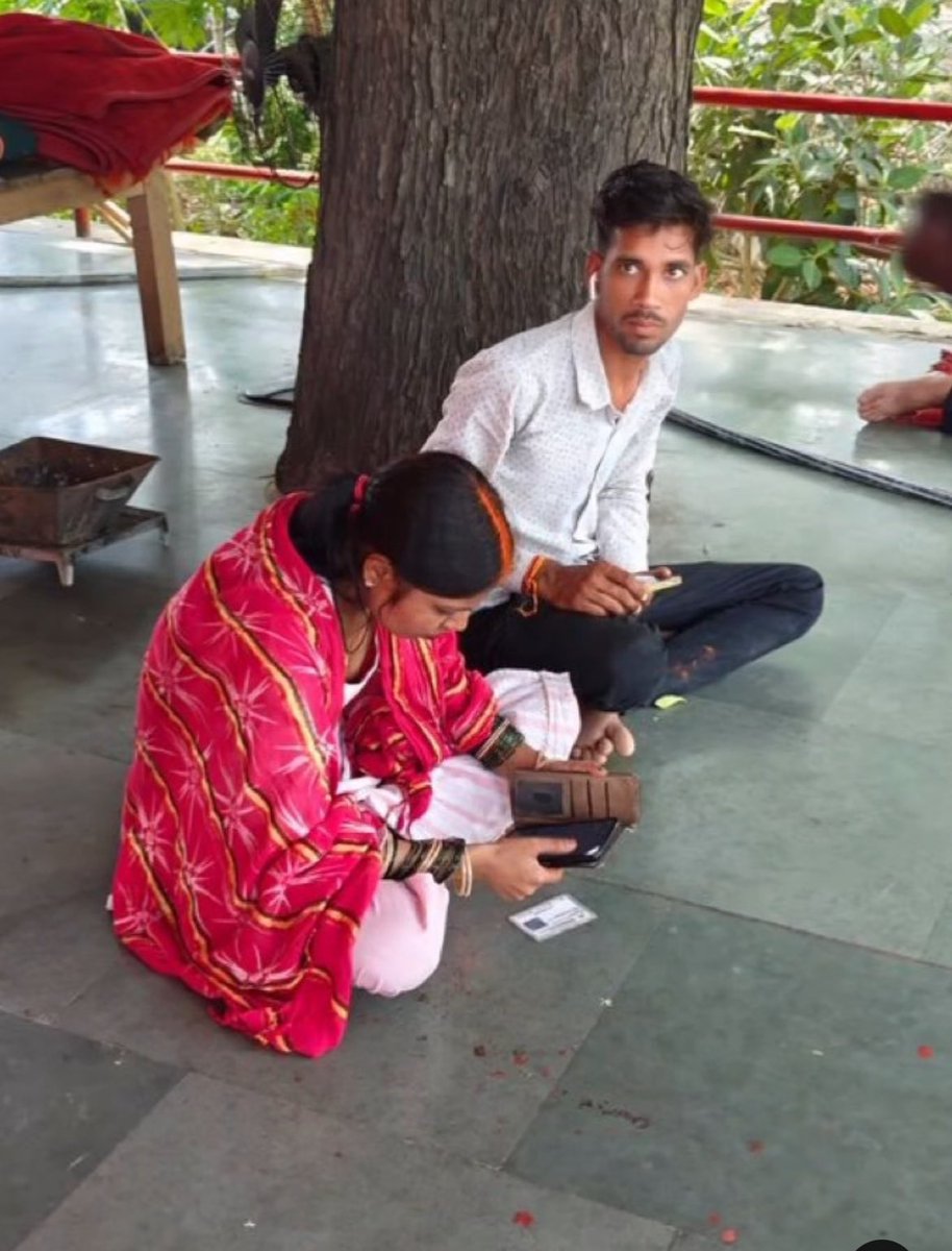 RajeshTino's tweet photo. यह लड़का मुहम्मद रईस है जो मानस नाम धारण कर मंदिर में एक हिंदू युवती से विवाह करने पहुँचा था।
पंडित जी को शंका हुई आधार कार्ड में भी हिंदू नाम था, पुलिस ने छानबीन की तो मियाँ निकला।
पर लव जिहाद तो आरएसएस बीजेपी का गढ़ा जुमला है- हमें क्या
#Lovejihad #muslimatrocities https://t.co/MsIPpLH0ru