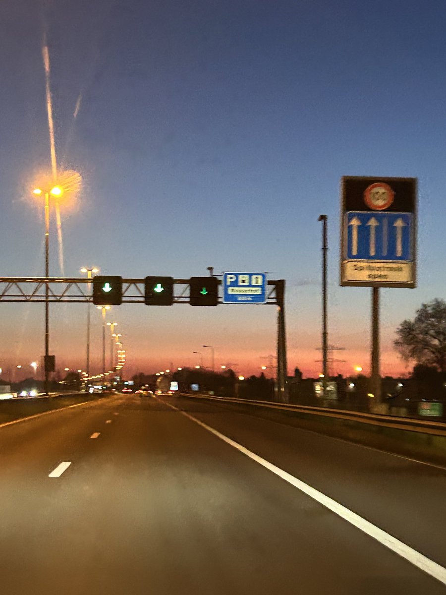 Kunnen de pijlen van de matrixborden met de pijl naar boven? Net als de bewegwijzering en spitsstrook borden! Dit ook in het kader van positiviteit. Alles in dezelfde richting. #uppijlen ⬆️ ⁦<a href="/RWSverkeersinfo/">Rijkswaterstaat Verkeersinformatie</a>⁩