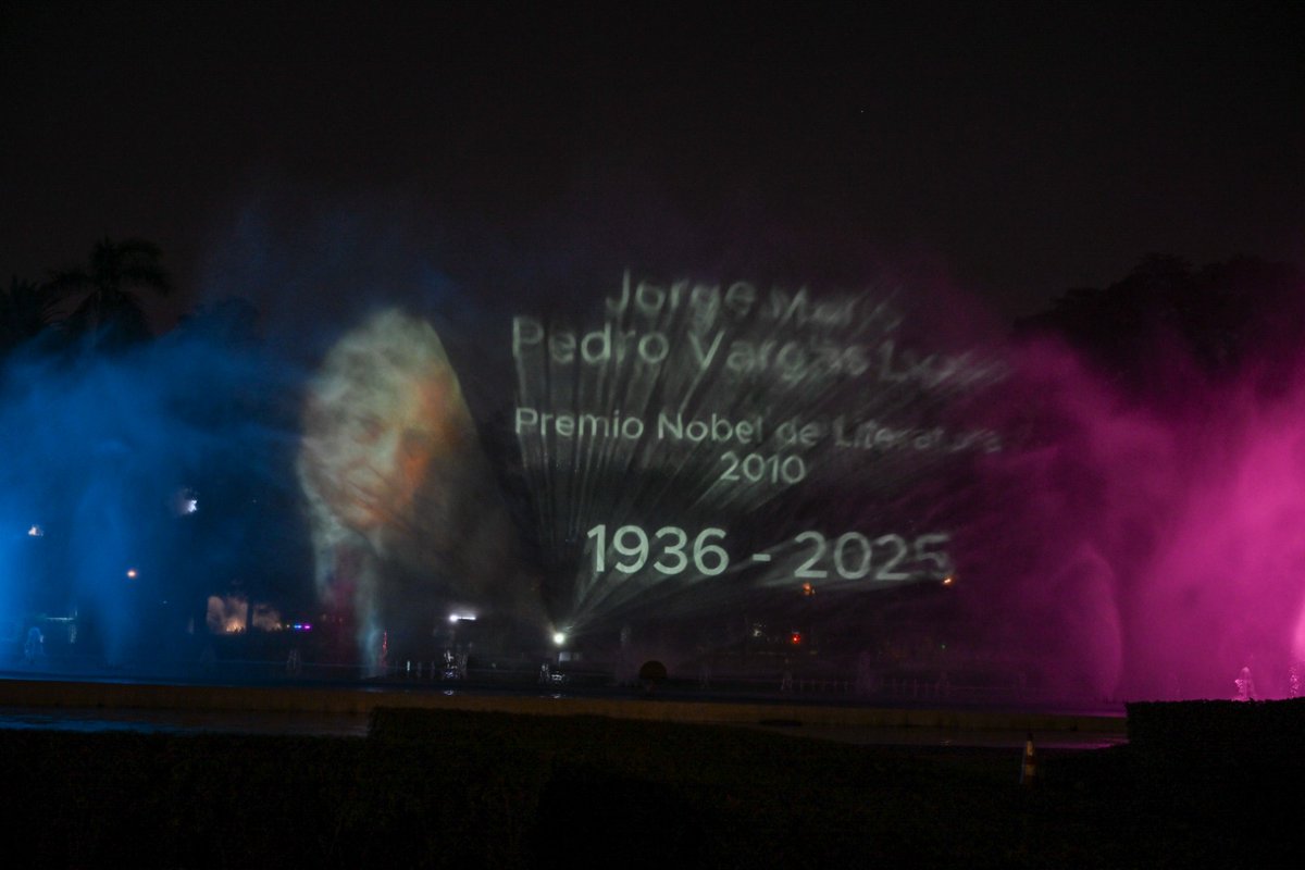 MuniLima's tweet photo. ¡Homenaje a un grande de las letras!✨📚

El Circuito Mágico de las Aguas se convirtió en un emotivo escenario, para honrar al escritor Mario Vargas Llosa, con una proyección que le rindió tributo a su memoria y exaltó la genialidad del Premio Nobel de Literatura. https://t.co/s8D4jIRVY1