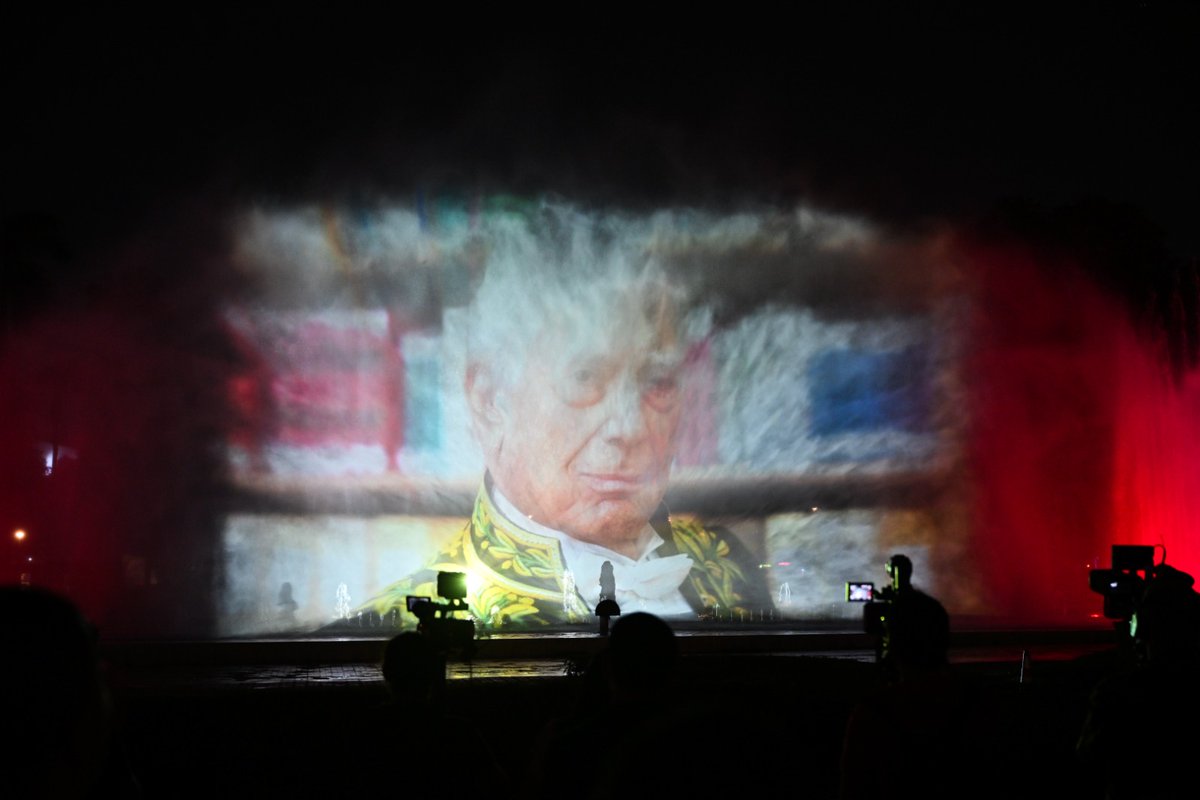 MuniLima's tweet photo. ¡Homenaje a un grande de las letras!✨📚

El Circuito Mágico de las Aguas se convirtió en un emotivo escenario, para honrar al escritor Mario Vargas Llosa, con una proyección que le rindió tributo a su memoria y exaltó la genialidad del Premio Nobel de Literatura. https://t.co/s8D4jIRVY1