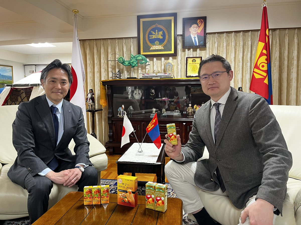 MongolEmb's tweet photo. 📍Элчин сайд Б.Баярсайхан 4.14-ний өдөр Японы “ITO EN” компанийн төлөөллийг ЭСЯ-нд хүлээн авч уулзлаа.
🍊Уулзалтын үеэр Монголын чацарганаар хийсэн шинэ бүтээгдэхүүн, нийлүүлэлтийн тогтвортой байдал, хамтын ажиллагааг өргөжүүлэх талаар санал солилцов.
#Mongolia #Japan #ITOEN https://t.co/bSXzhB2WWo