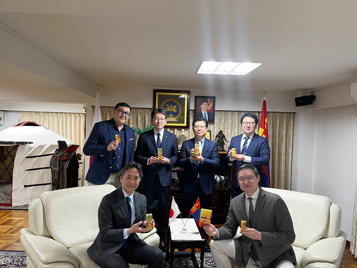 MongolEmb's tweet photo. 📍Элчин сайд Б.Баярсайхан 4.14-ний өдөр Японы “ITO EN” компанийн төлөөллийг ЭСЯ-нд хүлээн авч уулзлаа.
🍊Уулзалтын үеэр Монголын чацарганаар хийсэн шинэ бүтээгдэхүүн, нийлүүлэлтийн тогтвортой байдал, хамтын ажиллагааг өргөжүүлэх талаар санал солилцов.
#Mongolia #Japan #ITOEN https://t.co/bSXzhB2WWo