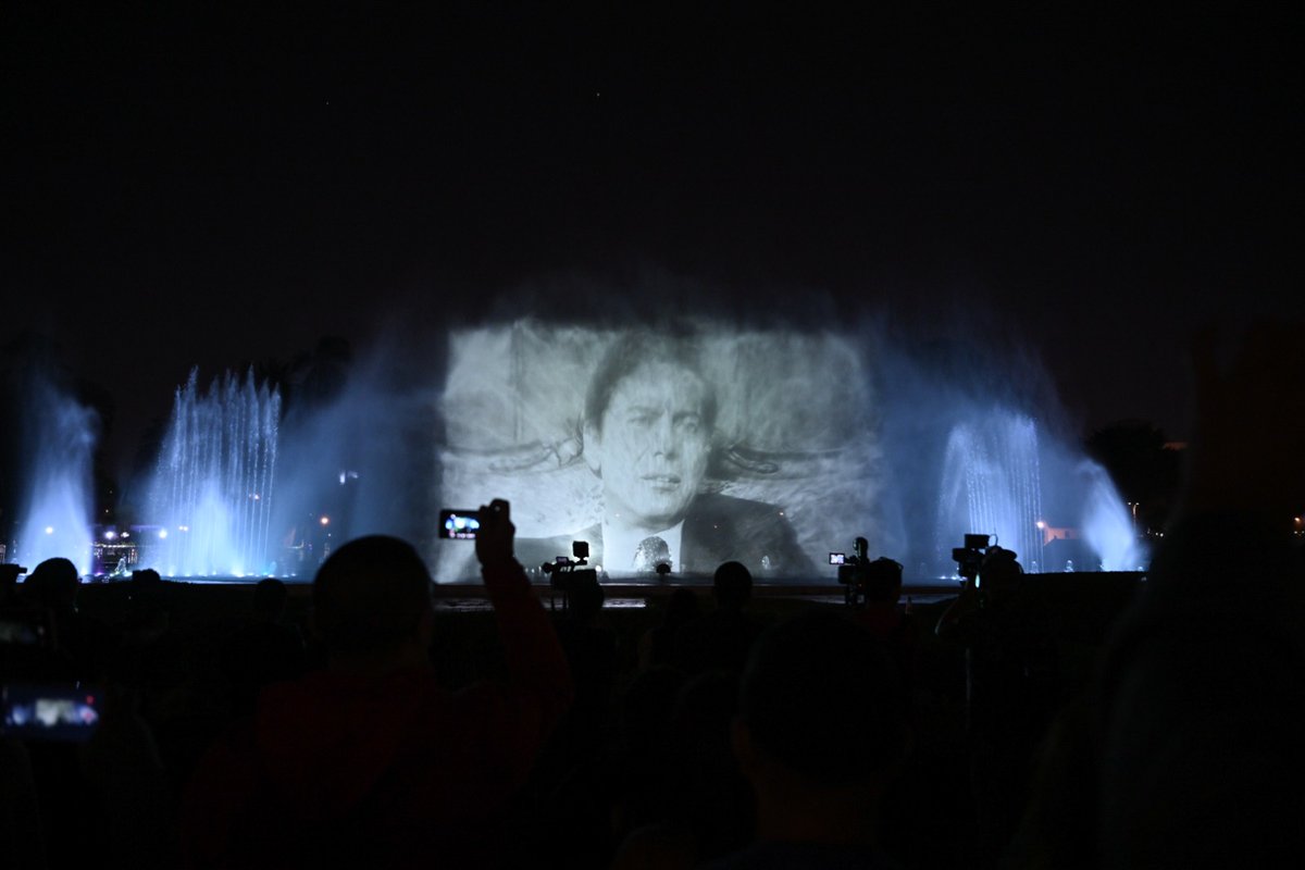 MuniLima's tweet photo. ¡Homenaje a un grande de las letras!✨📚

El Circuito Mágico de las Aguas se convirtió en un emotivo escenario, para honrar al escritor Mario Vargas Llosa, con una proyección que le rindió tributo a su memoria y exaltó la genialidad del Premio Nobel de Literatura. https://t.co/s8D4jIRVY1