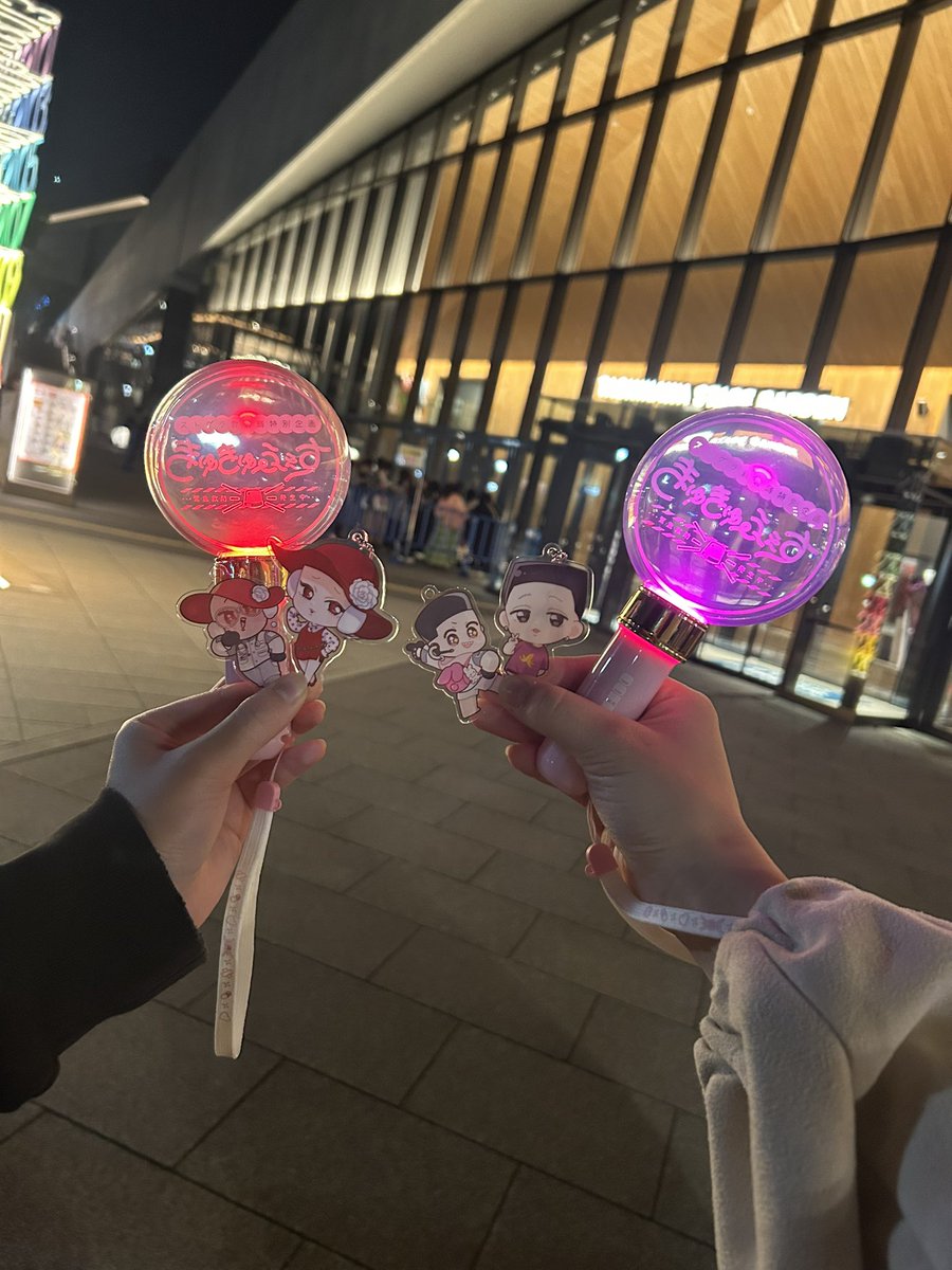 kuriri75's tweet photo. きゅきゅふぇす最高でした。
まだまだ余韻が抜けないし、めっちゃ笑ってめっちゃ叫んだから喉痛い😇
てつおの「とりのくぅん」が聞けたのと、イージスみんなで楽しそうなところ見れて大満足だし、たえこのパンツ見えたところガチで死ぬほど笑った🤣

 #きゅきゅふぇす https://t.co/GRfcjP3LXg