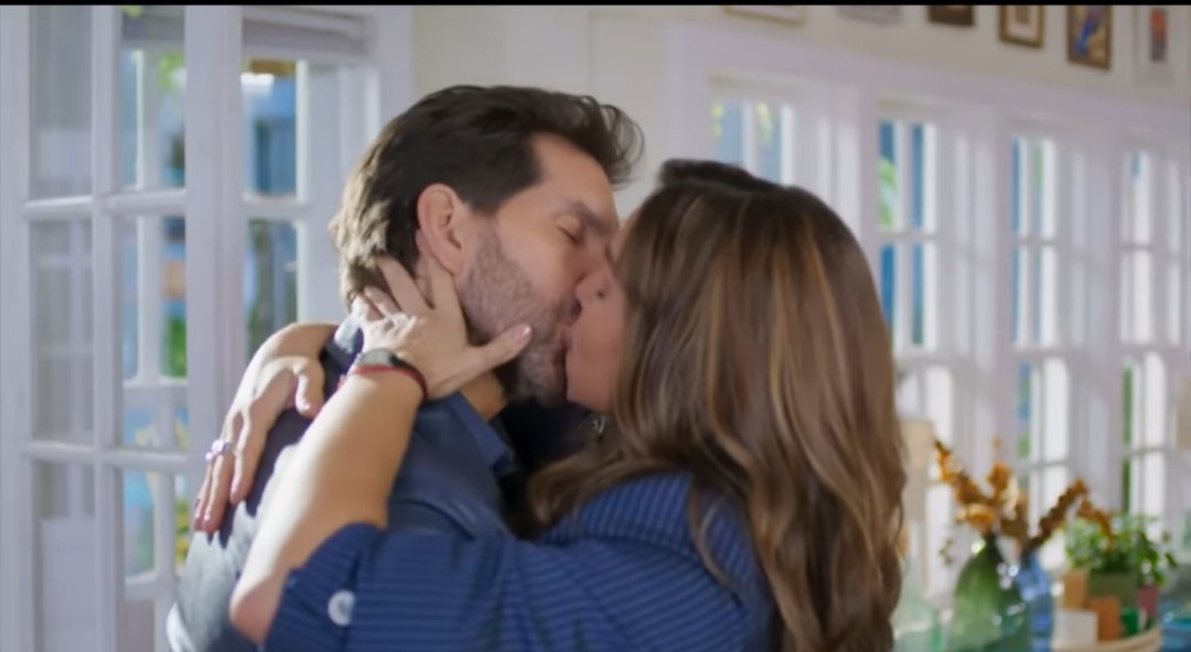 MundoClauMartin's tweet photo. Primer beso Luberto 😍💘#JuegosDeAmorYPoder https://t.co/TmmTYqhGyf