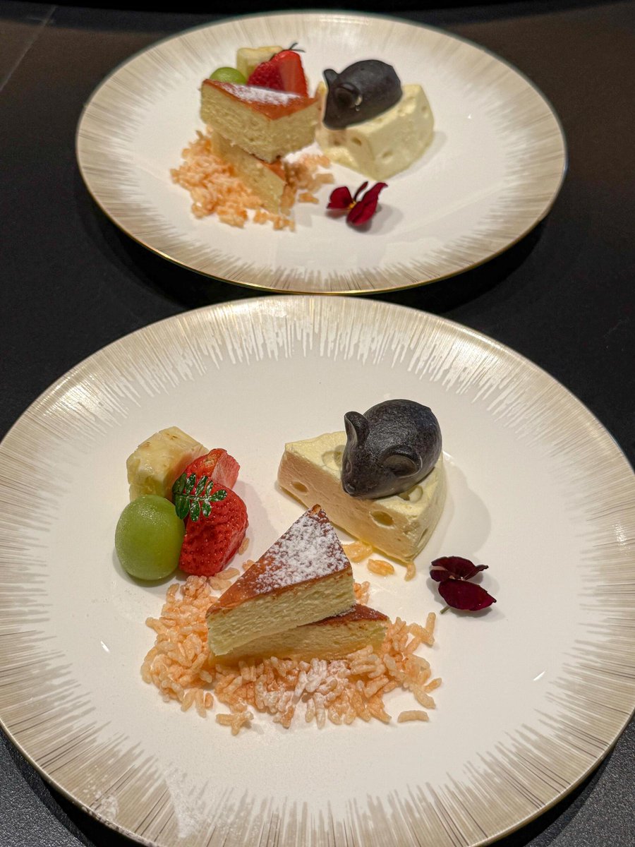 The restaurant is spacious and bright, high-end and elegant with a stylish atmosphere. There’s live music and dancing too. Dining here is truly an experience