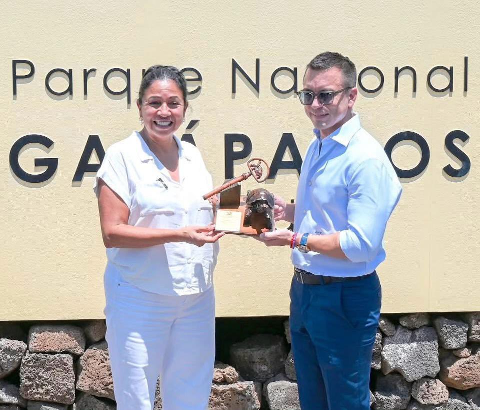 Fanny Uribe Lopez (@fannyuribelopez) on Twitter photo Querido Presidente <a href="/DanielNoboaOk/">Daniel Noboa Azin</a>
Felicito su triunfo que también es el triunfo del pueblo ecuatoriano y reafirma libertad, democracia, seguridad y paz.
Cuente con nuestro apoyo como alcaldesa del cantón Santa Cruz, para darle estabilidad institucional y el éxito de su gobierno. Querido Presidente <a href="/DanielNoboaOk/">Daniel Noboa Azin</a>
Felicito su triunfo que también es el triunfo del pueblo ecuatoriano y reafirma libertad, democracia, seguridad y paz.
Cuente con nuestro apoyo como alcaldesa del cantón Santa Cruz, para darle estabilidad institucional y el éxito de su gobierno.