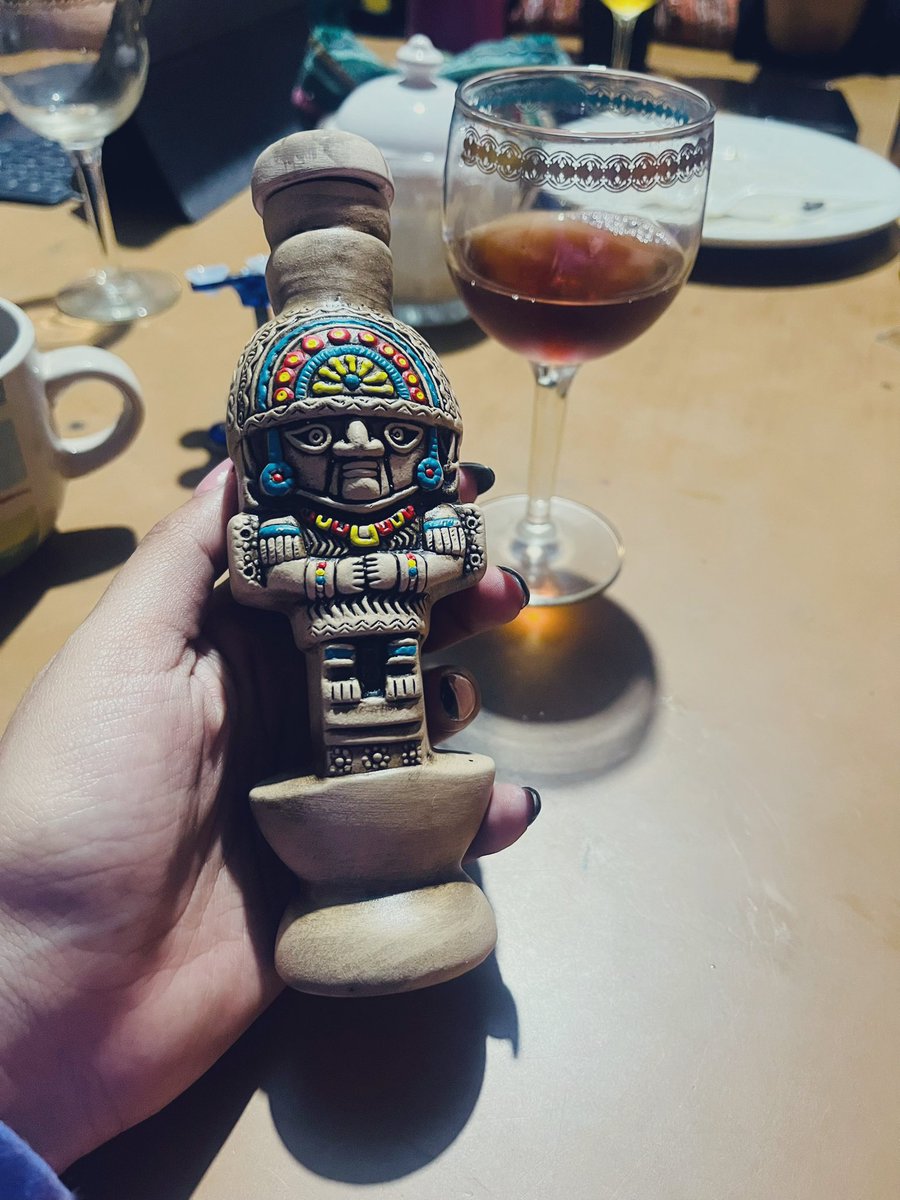 comesandiias's tweet photo. A veces sientes que estás sola, pero de la nada aparece un ángel y te das cuenta de que hay personas cálidas a tu alrededor. Te enseñan nuevas aventuras, culturas y conexiones. Una buena charla, un vino #Balche y todo cobra sentido. https://t.co/grgw3sDKtY