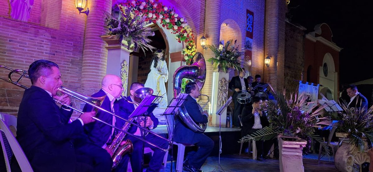 elsalvador's tweet photo. #DeVida Concierto de música Sacra por la Hermandad de Jesús Nazareno de la Ciudad de Apastepeque en el marco de la conmemoración de la Semana Santa. Fotos y videos: Huber Rosales / #DiarioES https://t.co/J5pvBYe0dY
