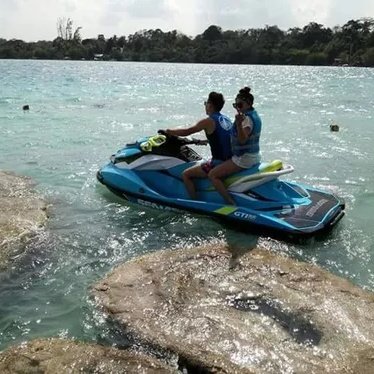 YoAmoaLaCiencia's tweet photo. Turistas destruyen formación viva milenaria protegida y en riesgo de desaparecer

Laguna de los Siete Colores, en Quintana Roo, uno de los pocos lugares del mundo donde todavía existen estromatolitos vivos.

Los estromatolitos son estructuras formadas por comunidades de microorganismos que, durante miles de años, han creado capas de minerales que pueden parecer simples piedras, en realidad son seres vivos.

En días recientes los turistas los han pisado, se recargan e incluso se sientan sobre los estromatolitos en la Laguna de los Siete Colores, sin importarles el daño irreversible que esto provoca. 

A pesar de los señalamientos y restricciones, muchas personas siguen accediendo a zonas protegidas para tomarse fotos o nadar sin precaución e incluso usando motos acuáticas.

Los estromatolitos no solo son un tesoro natural de México, sino también uno de los organismos vivos más antiguos del planeta, con más de 3,500 millones de años de evolución. 

En México, además de Siete Colores, se encuentran en Cuatro Ciénegas (Coahuila) y la Laguna de Alchichica (Puebla). 

Todos estos ecosistemas están en riesgo por turismo descontrolado, contaminación y falta de protección.

Alicia Bárcena, al frente de Semarnat, debe crear un programa nacional urgente para la protección de los estromatolitos. 

Es momento de demostrar que su cargo no solo es para dar entrevistas y favorecer su carrera política.

Profepa, dirigida por Mariana Boy, debe implementar un monitoreo constante y coordinado con el Ayuntamiento de Bacalar y la Secretaría de Ecología y Medio Ambiente de Quintana Roo.

Especialmente durante el periodo vacacional, cuando se incrementa el riesgo de daño por el turismo masivo.

El gobierno de Sheinbaum debe asegurar su protección oficial bajo la figura de área natural protegida federal.