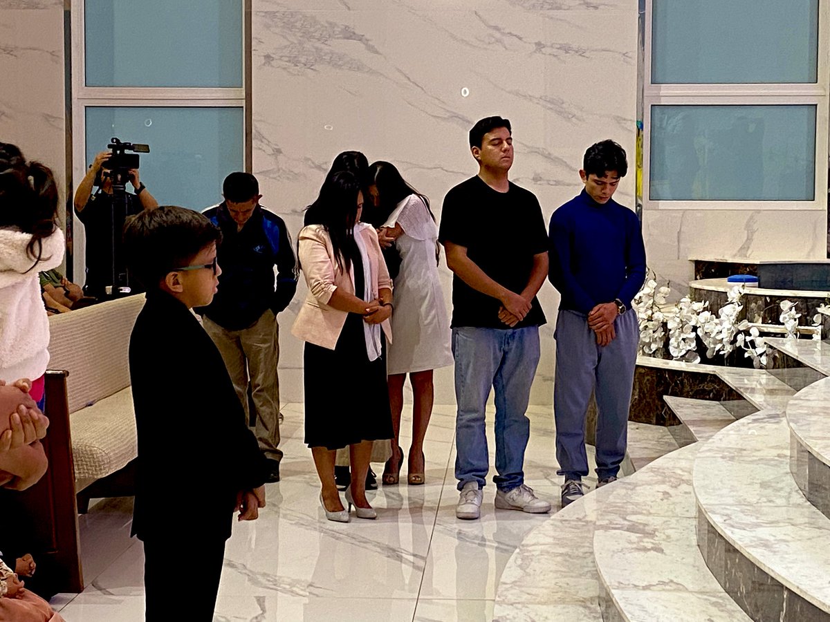 NuevoTiempoPeru's tweet photo. “Cuando Dios te perdona te libera de una gran culpa y puedes perdonar a los demás”
Esta noche el Espíritu Santo tocó corazones de algunas personas que dijeron “sí” al llamado de Cristo.🙏🏽

#MarcasDeCristo  #SemanaSanta https://t.co/ahX7aEi8js