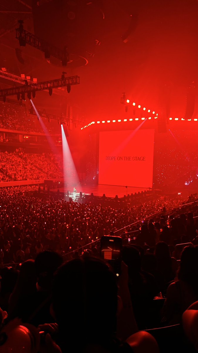 k7kimsan's tweet photo. JHOPE IN MANILA! 😭❤️ #HOPE_ON_THE_STAGE_TOUR_Manila https://t.co/iONZKUxd8h
