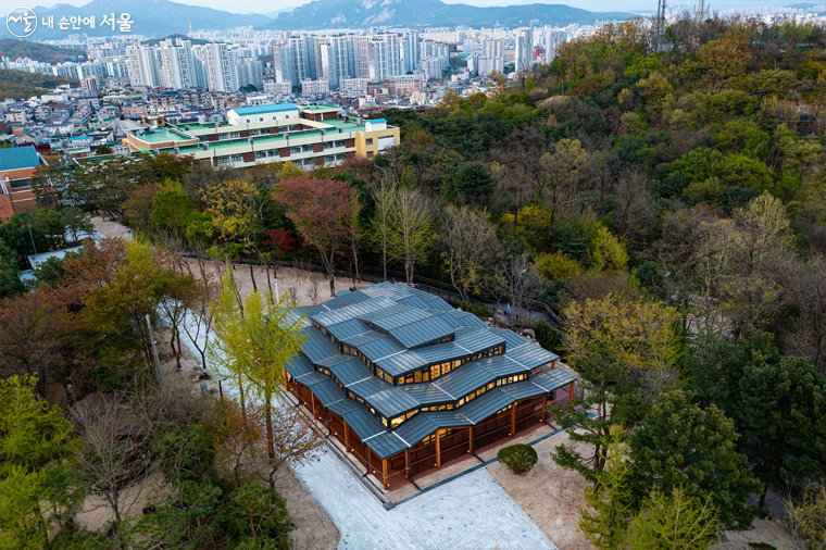 where__going's tweet photo. 주말 내내 콕 박혀 있고 싶은 서울 무료 도서관들

서초구립 방배숲환경도서관 (서초구 서초대로 160-7)
오동숲속도서관 (성북구 화랑로13가길 110-10)
남산도서관 (용산구 소월로 109)
서울시립 미술아카이브 (종로구 평창문화로 101) https://t.co/rm4t7lOykA