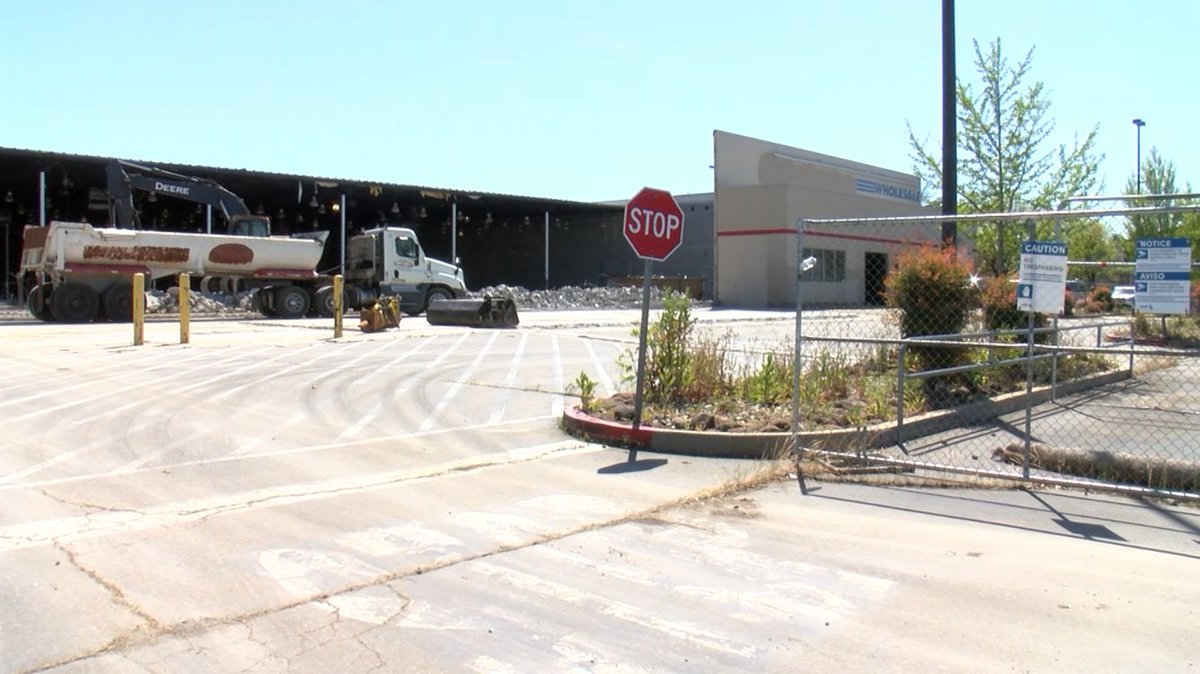 today__today's tweet photo. The former Costco on Dana Drive in Redding, CA is getting a major makeover! Now becoming River Bend Commons, with decor giant At Home as the anchor tenant. A fresh wave of retail is coming to town!

#ReddingCA #RetailRevival #RiverBendCommons https://t.co/QCW5di3erB