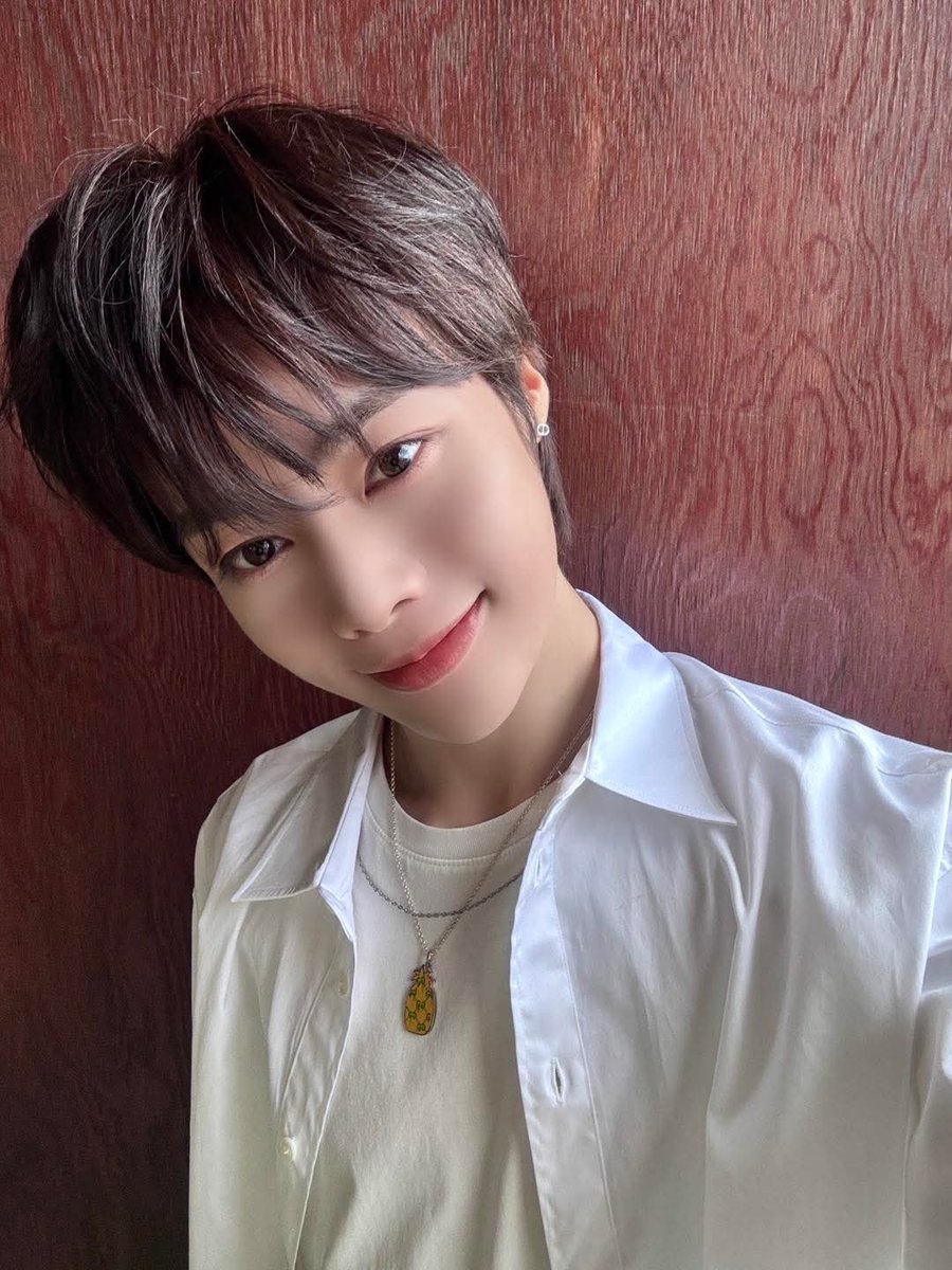 HANGMOON88's tweet photo. Cảm ơn em vì đã luôn tiến về phía trước. Cảm ơn vì đã nỗ lực không ngừng nghỉ để có một HanBin với những bước nhảy tuyệt đẹp và giọng hát ngọt ngào truyền cảm. Luôn tự hào, yêu thương và ủng hộ em❤️🌻#HANBIN_TEMPEST 
#HANBIN 
#6YearsWithHanbin https://t.co/l87d6Gvby0
