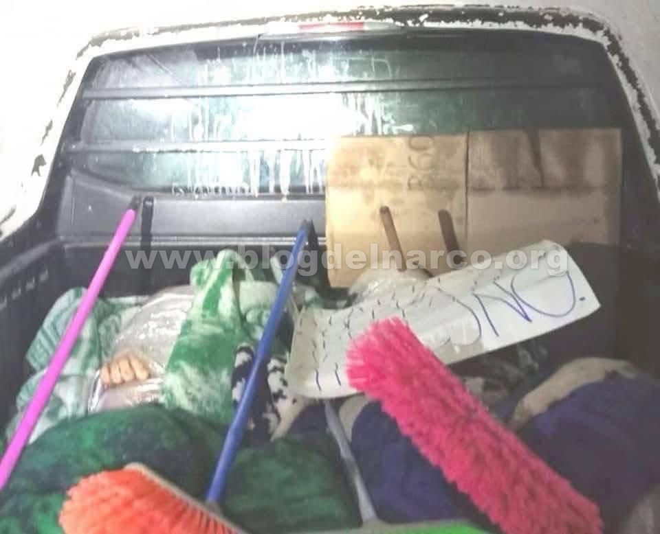 blogdelnarcomx's tweet photo. Sicarios de la Operativa Barredora del CJNG publicaron video, interrogando a los ejecutados que dejaron en una camioneta en la Feria de Puebla, aseguran que eran rateros y extorsionadores y que el Gobernador Alejandro Armenta está coludido con esos grupos https://t.co/5nn8tw1qlw https://t.co/XBTGUqyLlR