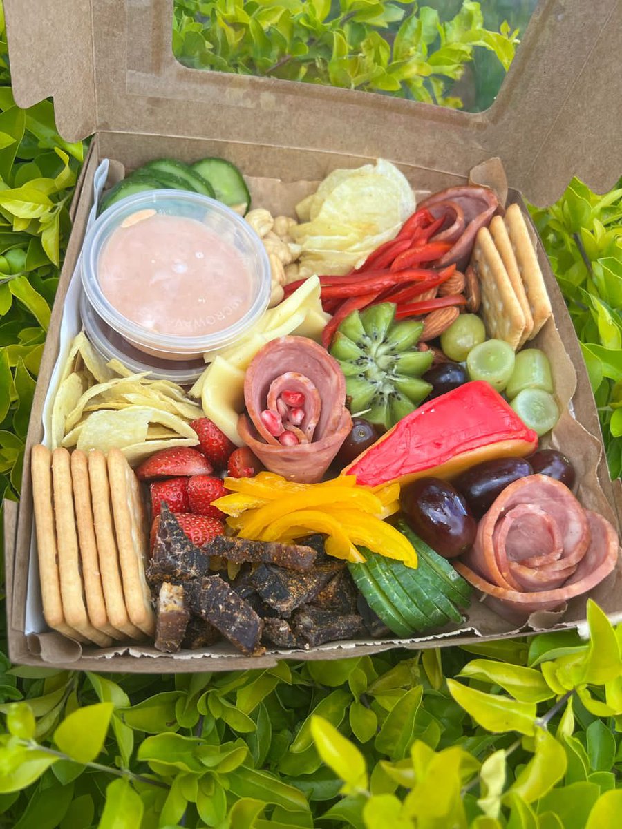 DillenMasawi's tweet photo. Right ndauya nekadhiri kakapenga, will randomly one pick one person who retweets ndomupa a small box. Charcuterie boards available at very affordable prices. All contact details available on the flier. Kindly retweet ghetto yut riwane kurarama🙏🏽 https://t.co/QHZl4wDtNm