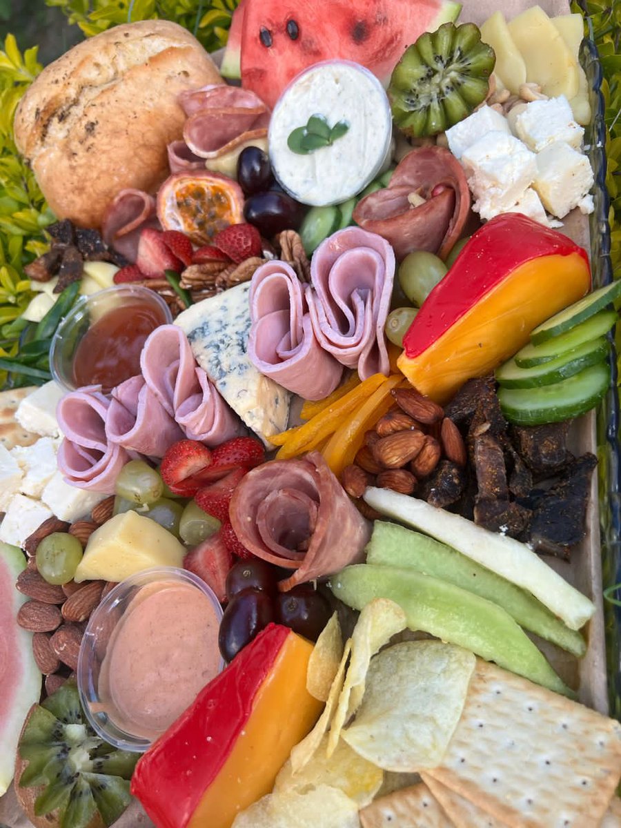 DillenMasawi's tweet photo. Right ndauya nekadhiri kakapenga, will randomly one pick one person who retweets ndomupa a small box. Charcuterie boards available at very affordable prices. All contact details available on the flier. Kindly retweet ghetto yut riwane kurarama🙏🏽 https://t.co/QHZl4wDtNm