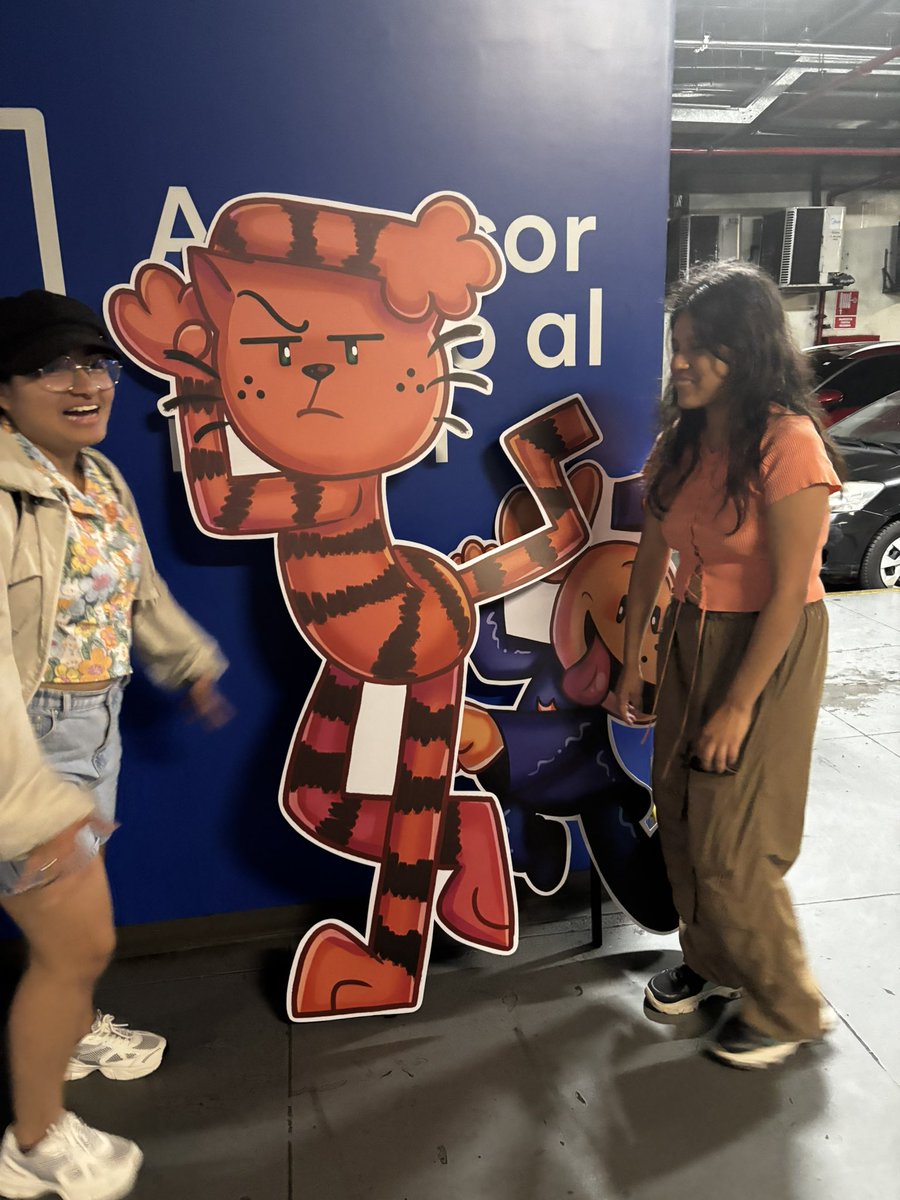 Foto del Dog Man y Petey de cartón que se hicieron para el Dog Man Fest

#dogman #dogmantwt #dogmanmovie