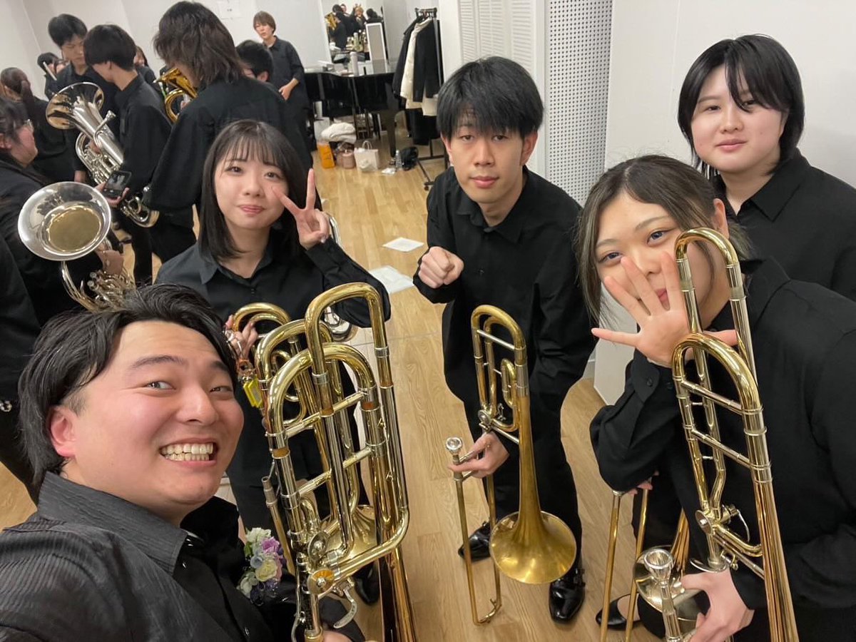 本日は待望のトロンボーンパートの紹介になります😆
私たちのパートは各々が自由であまりまとまりがありません( т т )
がしかし‼️演奏となると話は別ですჱ̒ ^._.^)！
聴いてみたい🥺という方は是非1度見学にいらしてください！お待ちしております＞𐋣＜