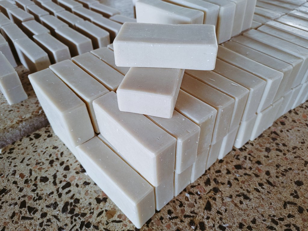 amusmartz's tweet photo. Unatafuta njia bora ya kutunza ngozi yako? Tumia Leo Soap ya asili yenye Mchanganyiko wa

🌾 Mchele kupunguza mafuta kwenye ngozi

🥛Maziwa ya mbuzi kulainisha ngozi

🧉 Mafuta ya mchaichai kuzuia chunusi na kuua Bacteria

💵 Tsh 3,000/=

📍 Wazo Dar 
📩 https://t.co/nor0F4yVTl https://t.co/YV0QKtb5xD