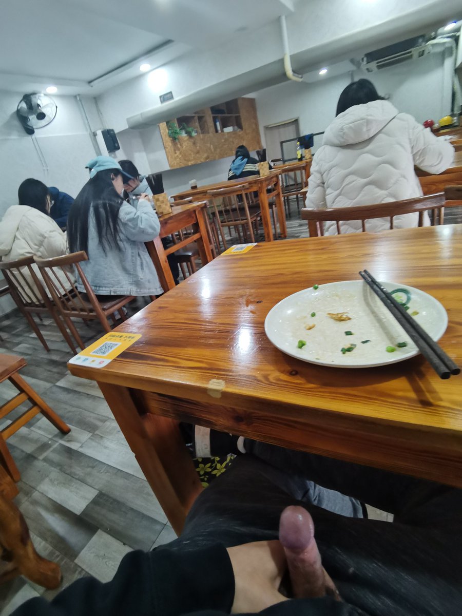 吃个饭

鸡儿就是想出来透透气
应该合理的吧？

#露出 #人前露出 #暴露 #露鸡 #鸡巴 #肉棒 #杭州 #露出爱好者