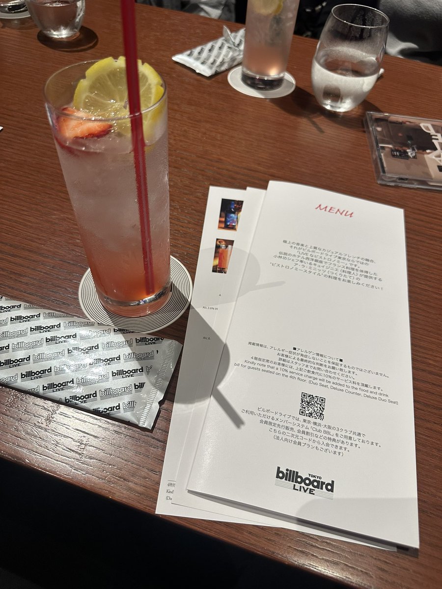 visceral_kenji's tweet image. 昨日は歌手のjay'ed(ジェイド)のビルボードで20周年のLIVEに行ってきた。

素晴らしいLIVEでした。

さりげなくVISCERALのハートのブレスレット着けてくれてたの嬉しかった♥️

あとは久しぶりに歌手の宏美ちゃんと会えて一緒に写真撮った！

 #jayed  #宏美  #ビルボード  #Billboard #VISCERAL