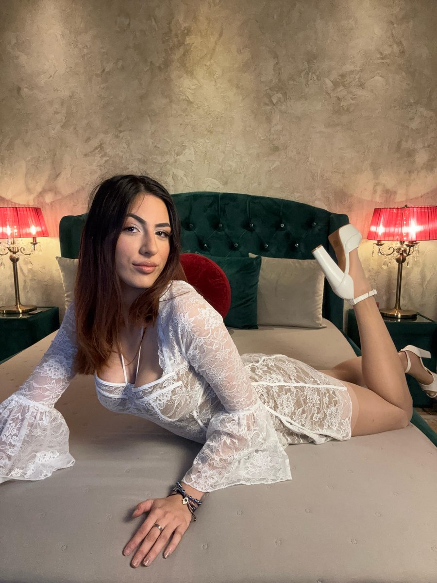 My gaze is inviting, while my lips are simply appetizing... Curious to see where such combo could lead to?
#lourdesmodels #TuesdayFeeling  #heels #babe #hottie #flirt #livejasmin 

🦋livejasmin.com/LilouMoulin?re…