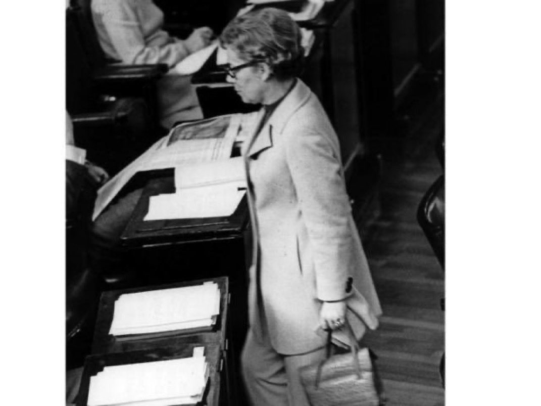 Skandal im Bundestag: Am 15. April 1970 erscheint Lenelotte von Bothmer in einem Hosenanzug im Plenum. Carlo Schmid, SPD, sieht die Würde des Hauses verletzt, Bundestagsvizepräsident Richard Jaeger, CSU, die Würde der Frau. Lenelotte von Bothmer erhält haufenweise wütende Briefe.