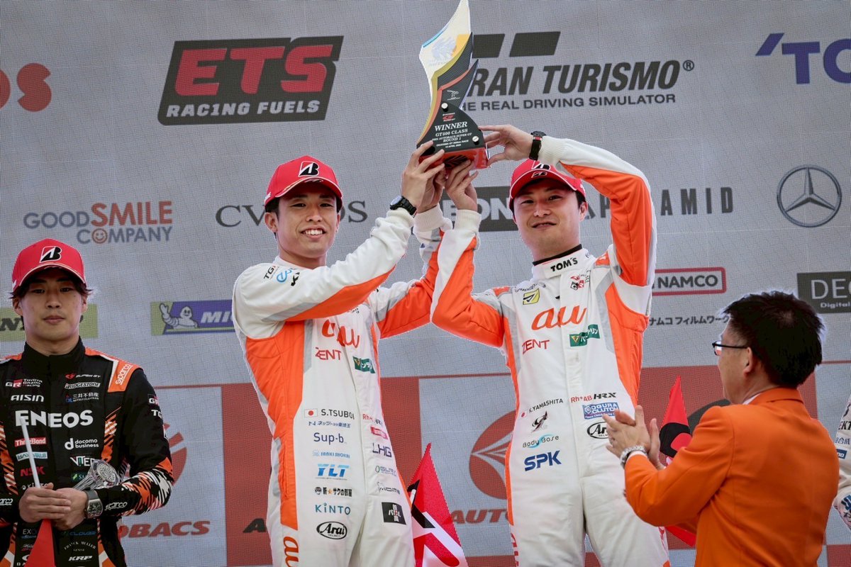 au_official's tweet photo. こんばんは🌙

／
SUPER GT 2025開幕戦で
auが応援する #auTOMS が優勝🎉🎉
＼

約半数がリタイアとなる悪天候の中、
見事な走りでした！
おめでとうございます👏

シリーズチャンピオン
3連覇に向けて好発進✨

第2戦の富士スピードウェイも
今から楽しみですね😆 https://t.co/ps57hYXYXb