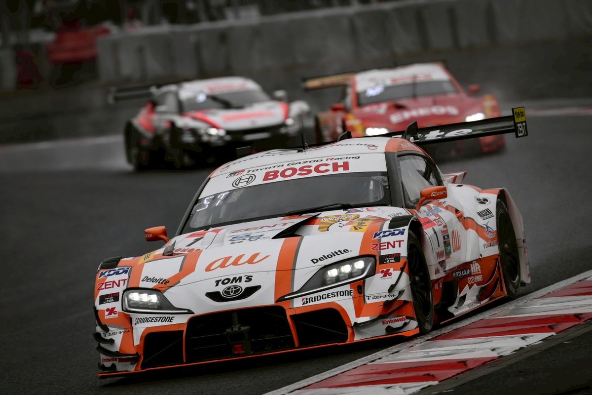 au_official's tweet photo. こんばんは🌙

／
SUPER GT 2025開幕戦で
auが応援する #auTOMS が優勝🎉🎉
＼

約半数がリタイアとなる悪天候の中、
見事な走りでした！
おめでとうございます👏

シリーズチャンピオン
3連覇に向けて好発進✨

第2戦の富士スピードウェイも
今から楽しみですね😆 https://t.co/ps57hYXYXb