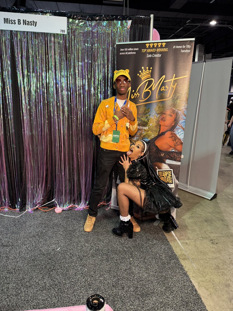 johnmixon225's tweet photo. Met Miss B Nasty at Chicago Exxotica, she was very sweet and I had to bring her a gift, hope to see her next year https://t.co/Y5MRRuWRWw
