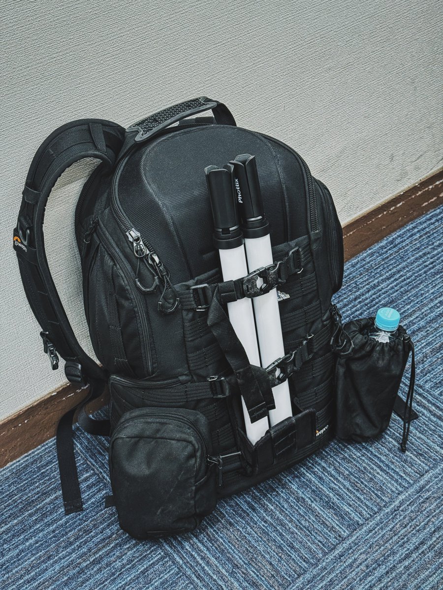 PhoTones_Re's tweet photo. Loweproのカメラバッグが一番自分に合ってる。
屋内での撮影なので補助光にPhottix T200Rを2灯。磁石でくっ付くので便利やね🧲⚡️
#lowepro
#カメラバッグ
#ロープロ
#phottixt200r
#saeda https://t.co/3uO7zoQ11a