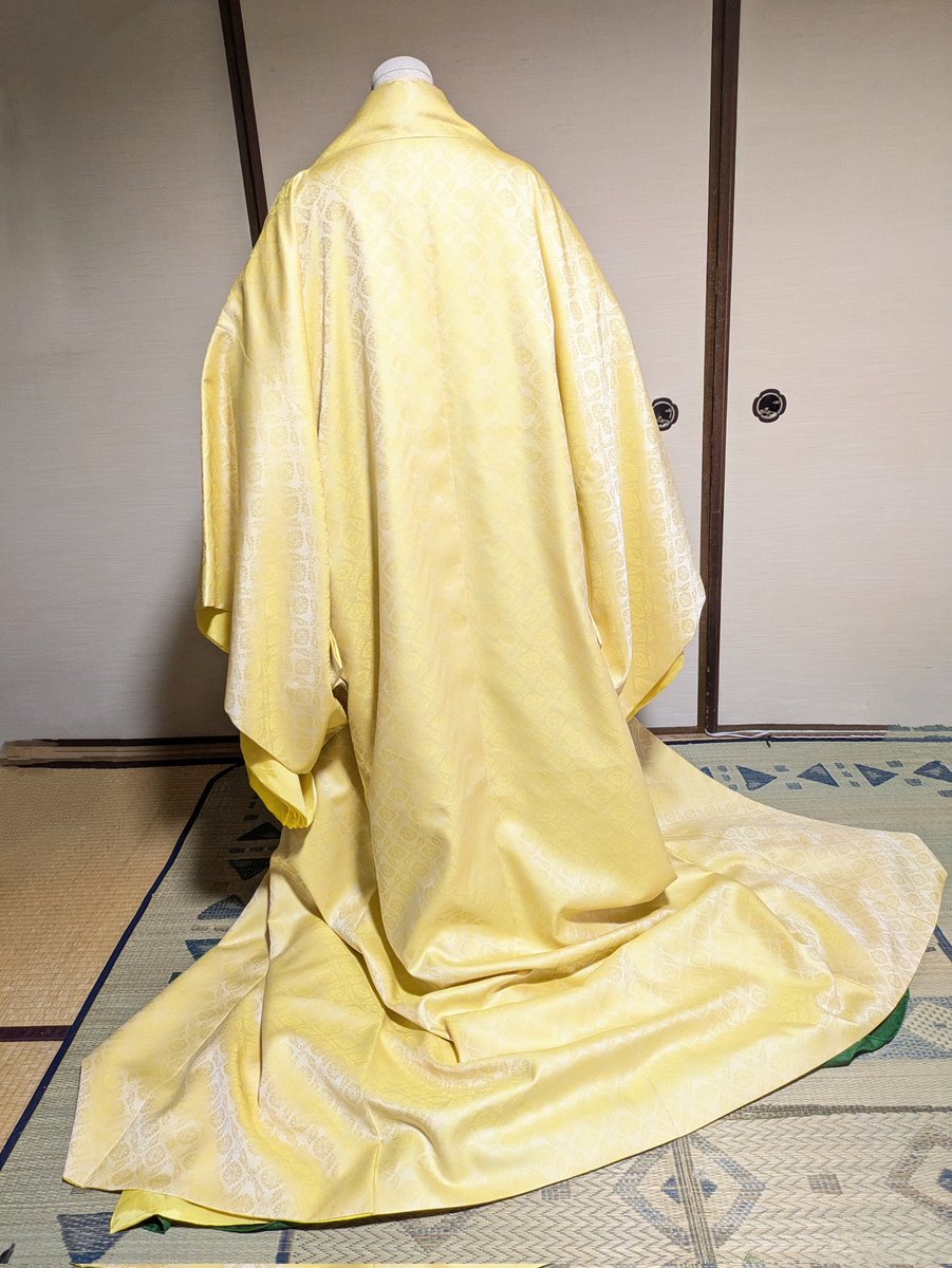 koki_hanada_'s tweet photo. 初のマイ装束出来上がりました〜
正絹です
源氏物語絵巻な感じにしました〜
色をあーでもないこーでもないってかなり考えたかいがありました
シックでおしゃれです
いえーい https://t.co/yYIePYXYyZ