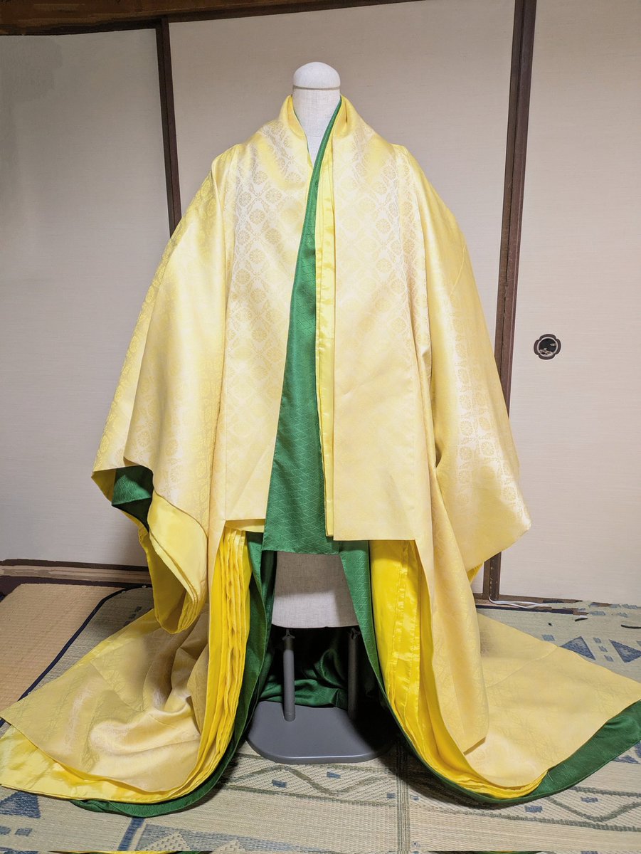 koki_hanada_'s tweet photo. 初のマイ装束出来上がりました〜
正絹です
源氏物語絵巻な感じにしました〜
色をあーでもないこーでもないってかなり考えたかいがありました
シックでおしゃれです
いえーい https://t.co/yYIePYXYyZ