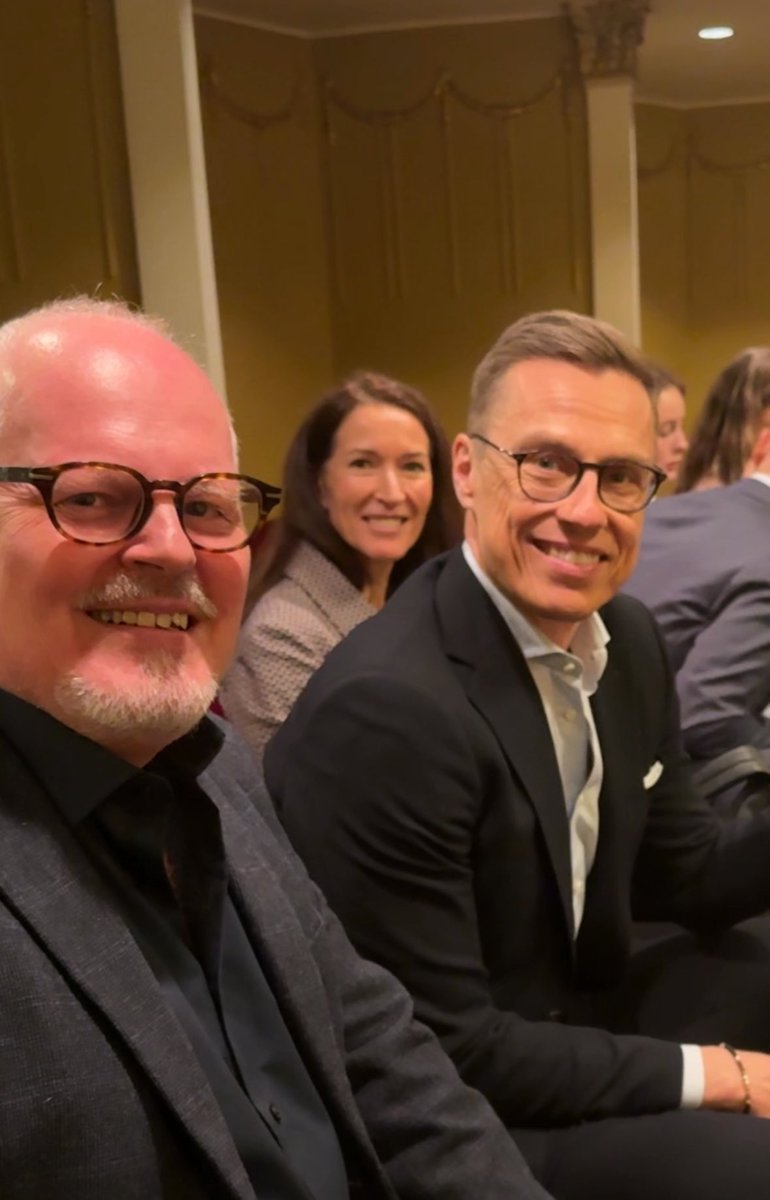 FINdavid's tweet photo. Två höjdpunkter under en och samma kväll. Fick äran att stå värd för Svenska Teatern under president Alexander Stubb och hans familjs besök på Matilda. Det var mycket trevligt. Senare Joachim Thibblins 50-års fest. En dag jag kommer minnas livet ut. @JoachimThibblin @alexstubb https://t.co/4XB94Yknh0