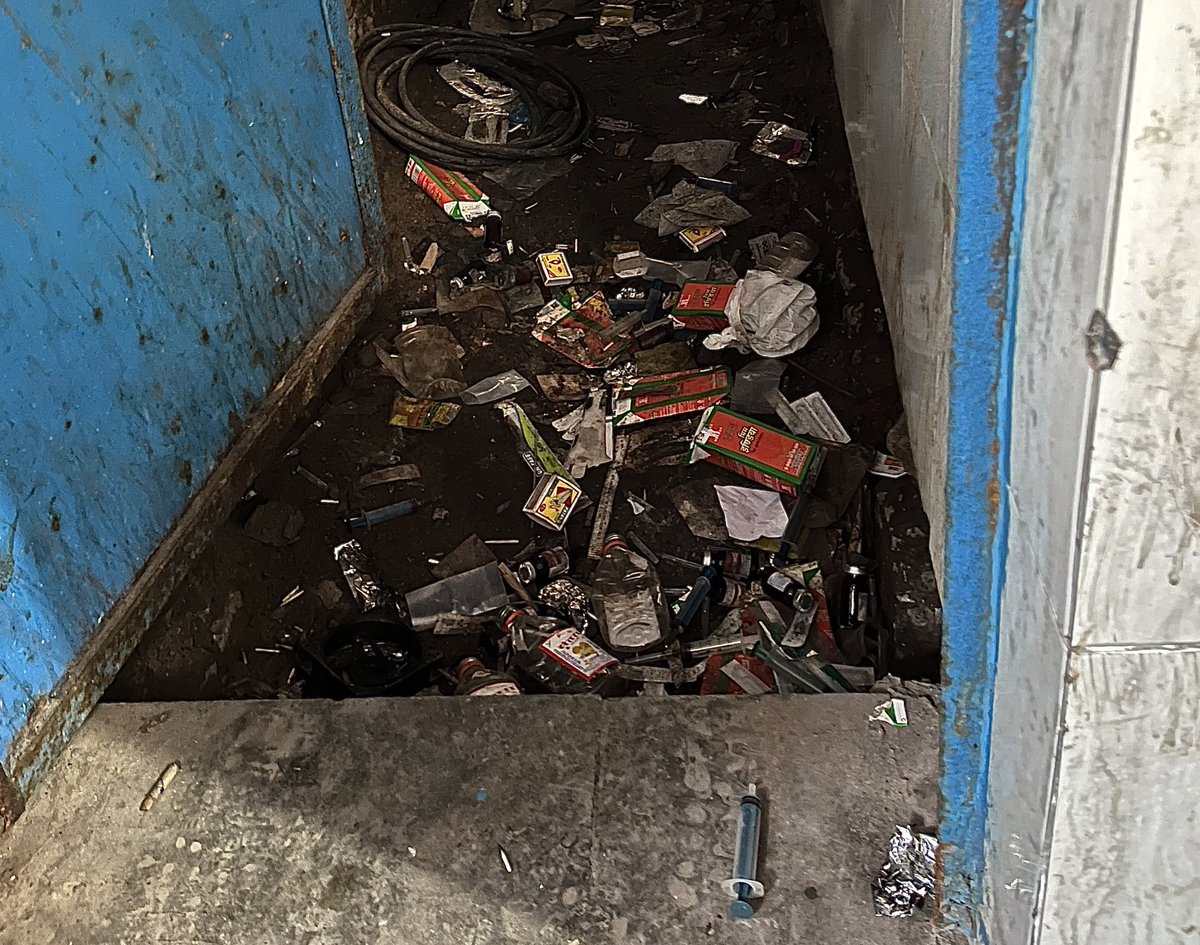 toi_devanshi's tweet image. Scattered matchboxes. Broken syringes. Crumpled foil. Empty pill strips. Capital’s washrooms have become drug dens. Women never enter alone. Children hold their breath and run—some don’t dare shower at all.  

This is their story of living with fear, every single day.