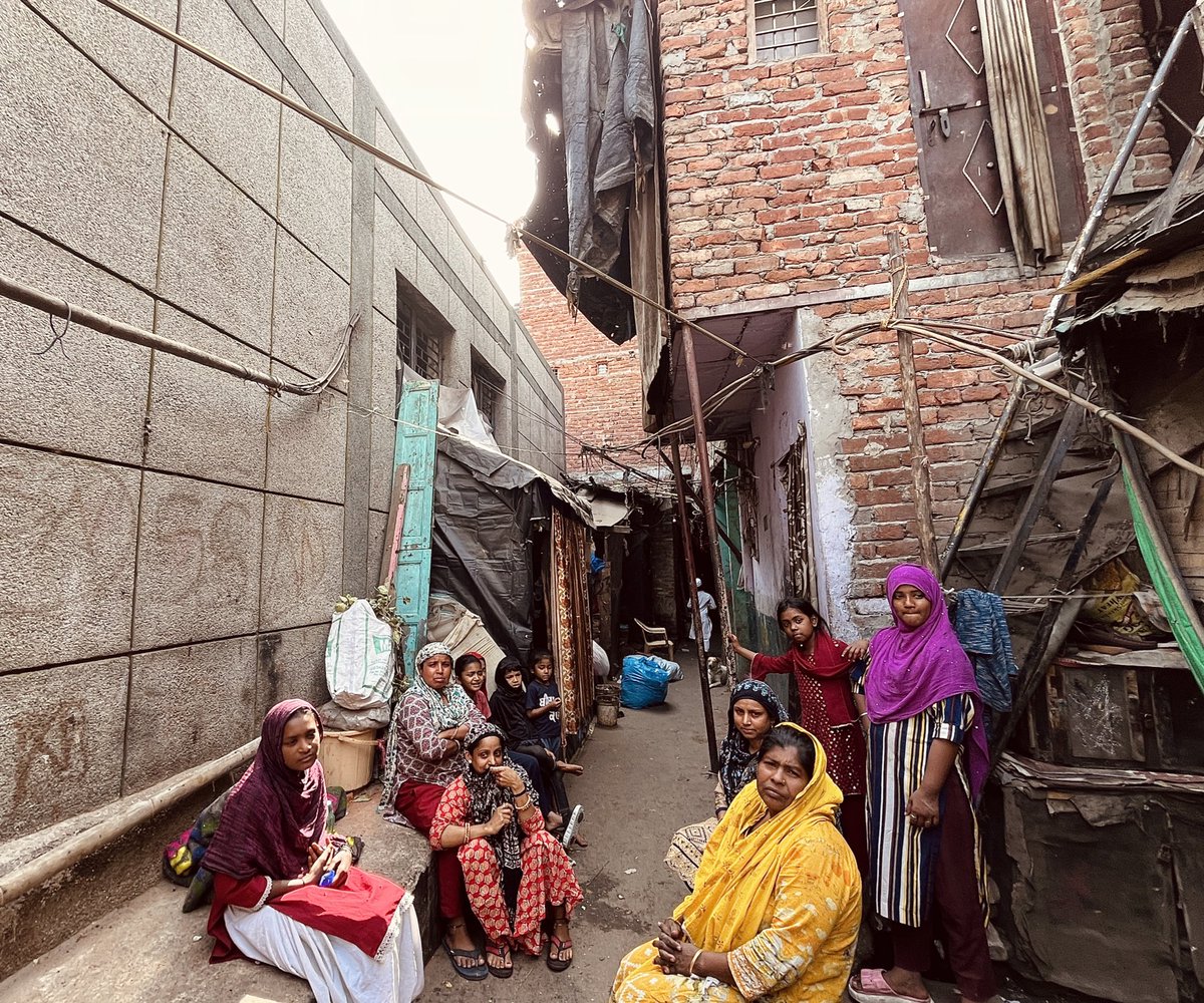 toi_devanshi's tweet image. Scattered matchboxes. Broken syringes. Crumpled foil. Empty pill strips. Capital’s washrooms have become drug dens. Women never enter alone. Children hold their breath and run—some don’t dare shower at all.  

This is their story of living with fear, every single day.