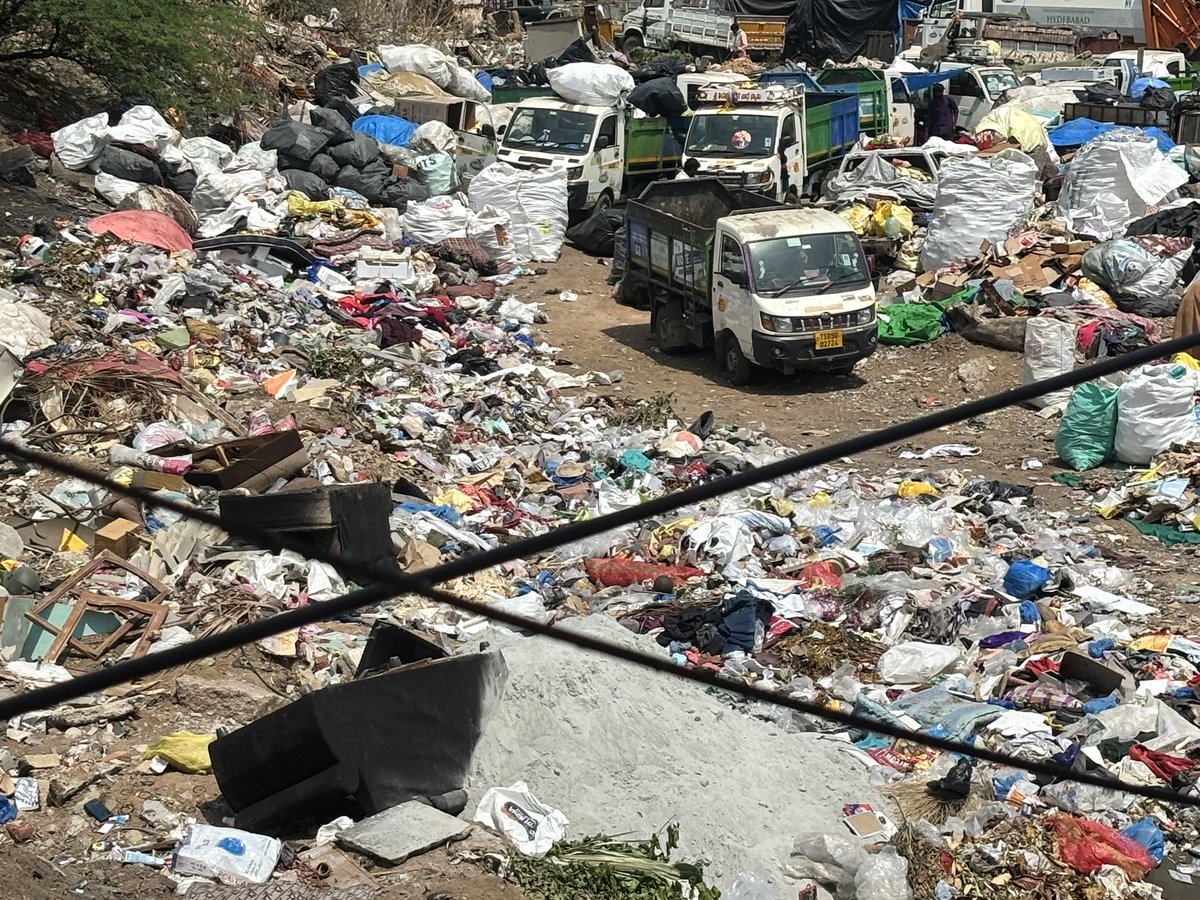 sharadhinagar's tweet photo. @ZC_SLP since many days complete cleaning has nvr been done, half clearing spot making local to dump the waste here, request for full cleaning and direct rikshaw fellow to the Ramky vehicle @gadwalvijayainc @GHMCOnline https://t.co/p8CHw2cD05