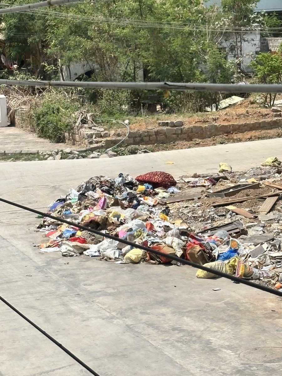 sharadhinagar's tweet photo. @ZC_SLP since many days complete cleaning has nvr been done, half clearing spot making local to dump the waste here, request for full cleaning and direct rikshaw fellow to the Ramky vehicle @gadwalvijayainc @GHMCOnline https://t.co/p8CHw2cD05