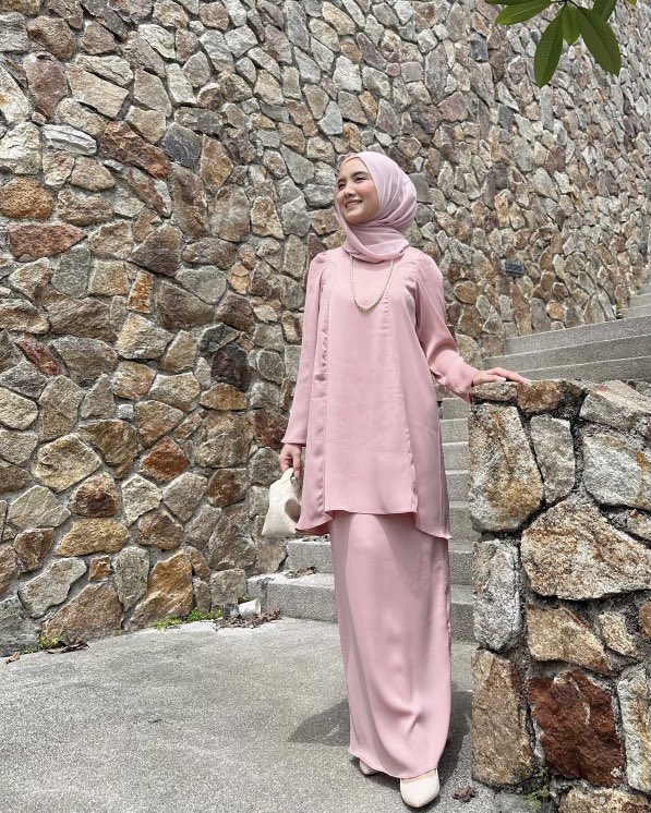 Dari jauh Mariana Loose Kurung ni nampak macam menggunakan fabrik yang plain je kan? Tapi sebenarnya kalau tengok dari dekat korang akan nampak dan rasa yang sebenarnya ia bertekstur tau 🙈