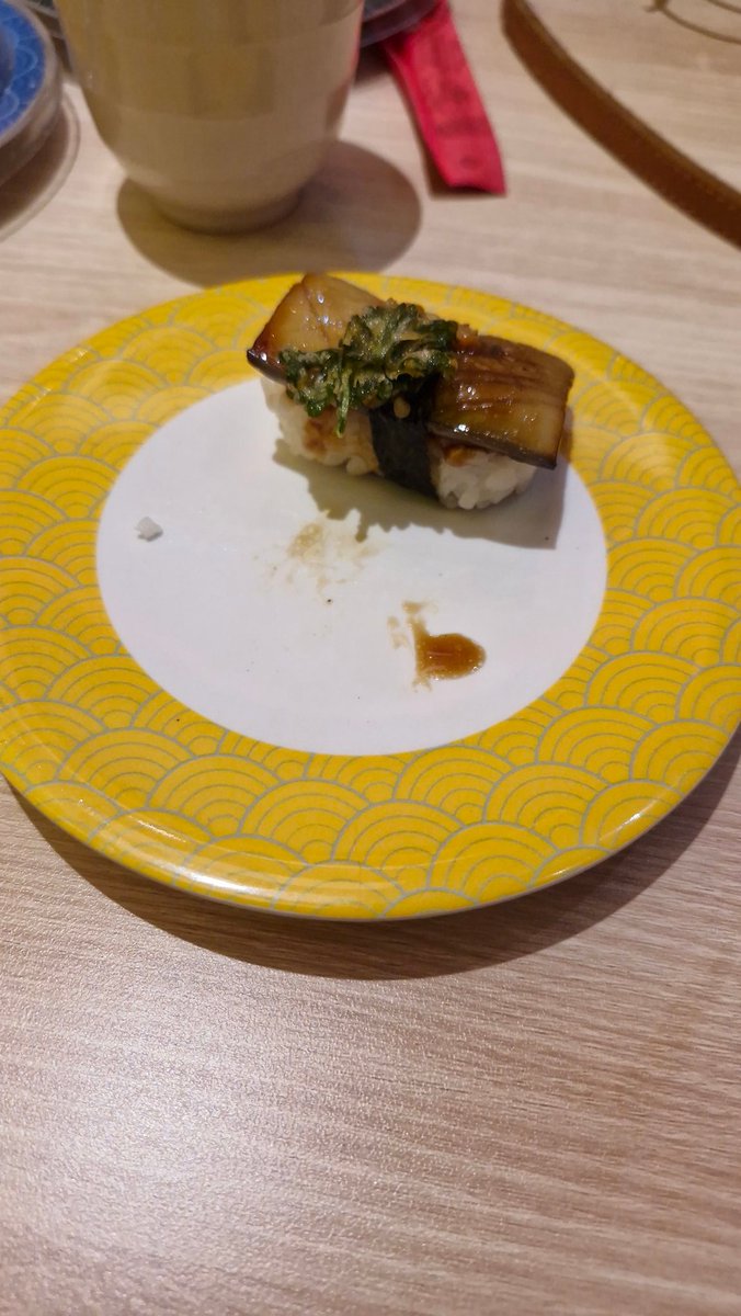 DOyourbest12_'s tweet photo. @FOODFESS2 Salah satu menu tom sushi yg anjir ternyata enak meskipun atasnya itu pake terong 😭💗 https://t.co/TWcfFEdZ0J
