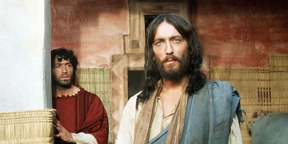 - Κύριε συγγνώμη που ενοχλώ. Ήρθε ο Βελόπουλος να πάρει τις επιστολές.