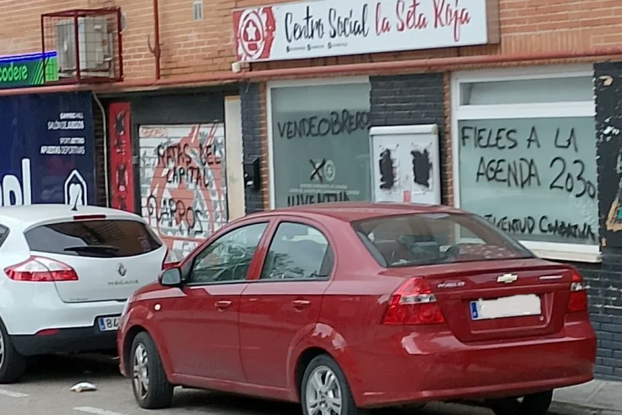 rivasactual's tweet photo. La sede del @PCERivas, vandalizada con pintadas firmadas por una organización juvenil de extrema derecha @LaSetaRoja https://t.co/dhPICqbNaB https://t.co/XcyglhqDrl