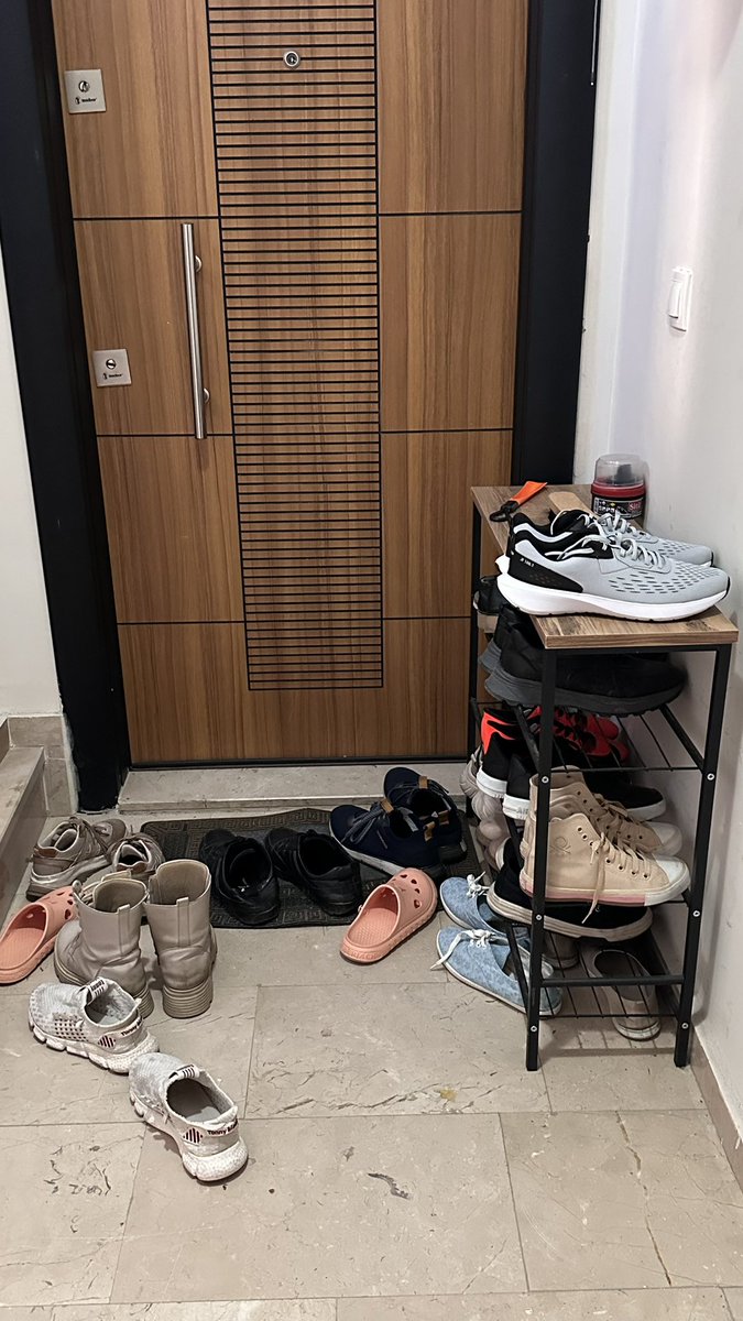 Bu nedir ya cahilliğin hangi versiyonı yakında benim kapıma kadar ayakkabı koycaksınız….