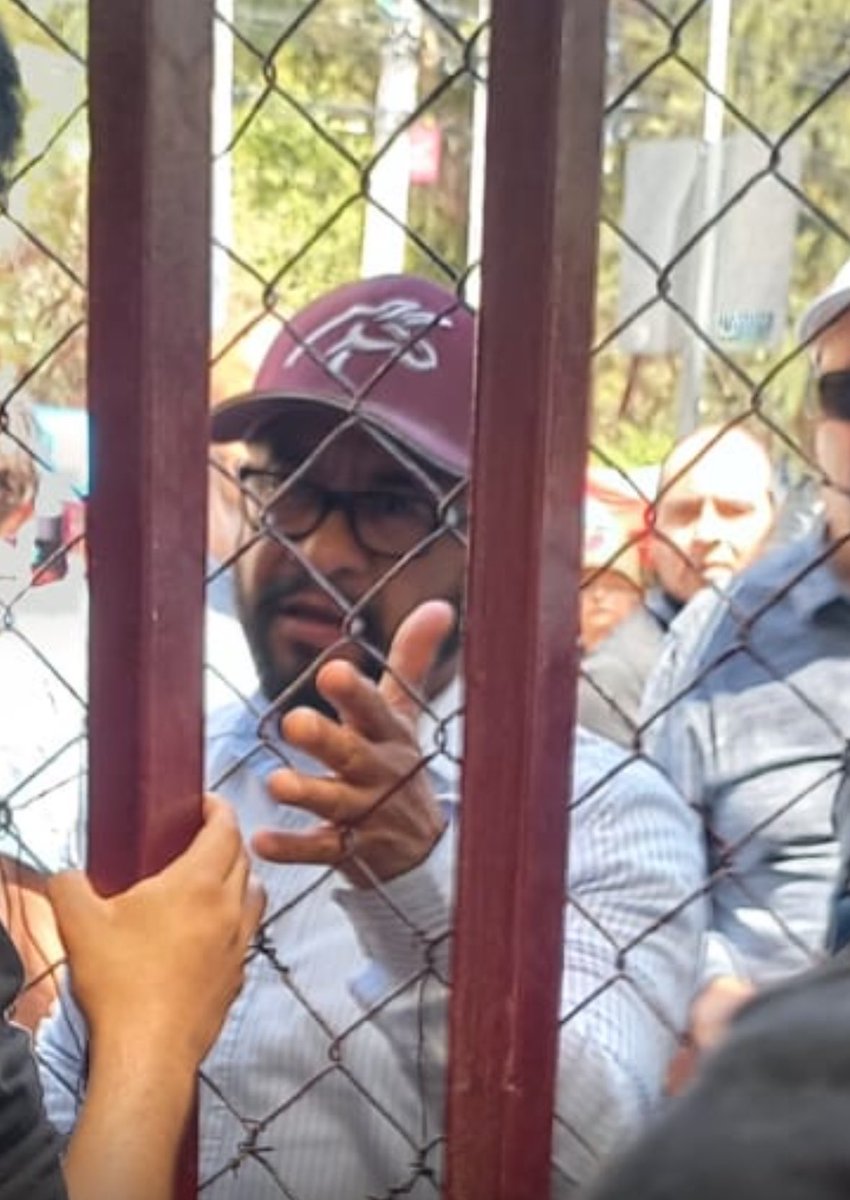 juanki_nt's tweet photo. Y por si no fuera poco está implicado en un caso de homicidio, de verdad con esa persona van a dejar a nuestros compañeros dentro? 
#Dax #cecyt9 #ipn #paro #SongkranFestivalxDAOU 
@AztecaNoticias @telediario @ImagenNoticias_ https://t.co/p7RkiJsEaV